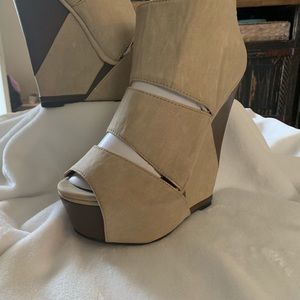 Woman’s Shoedazzle Vianca wedges